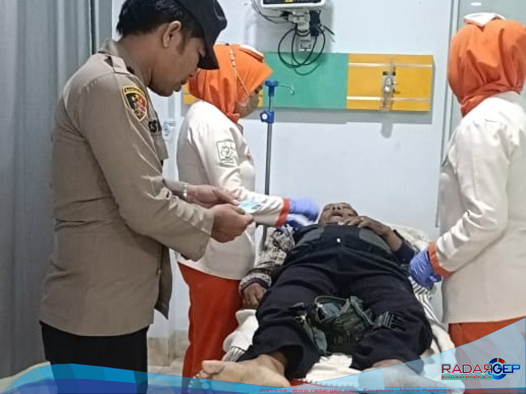 Aksi Sigap, Bhabinkamtibmas Polsek Gebang Evakuasi Korban Kecelakaan Lalulintas di Jalan Medan Banda Aceh